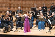 Beethovens Violinkonzert ohne Dirigent: Arabella Steinbacher musiziert als Solistin mit den Festival Strings Lucerne im Konzertsaal des KKL. (Bild Roger Grütter)