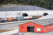 Ein Güterzug fährt bei Erstfeld in den Gotthard-Basistunnel. (Bild: Urs Flüeler / Keystone)
