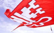 Die Flagge von Nidwalden weht im Wind. (Bild: Keystone / Sigi Tischler)