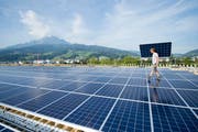 Die Firma Be Netz AG ist auf die Planung und den Bau von Solaranlagen spezialisiert. So zum Beispiel die Photovoltaikanlage auf dem Dach der Swissporarena in Luzern. (Bild: Urs Flüeler / Keystone)