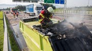 Die Freiwillige Feuerwehr Zug öffnet den Container... (Bild: FFZ)