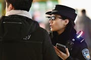 Die Chinesische Polizei hat durch Überwachung mittels Datenbrillen Kriminelle gefasst. (Bild: AFP (Zhengzhou, 5. Februar 2018))