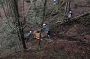 Die abgestürzte Transportseilbahn in Innerthal wird geborgen. (Bild: Kapo Schwyz)