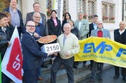 Am 17. Oktober 2013 reichten die Parteien die Unterschriften bei der Schwyzer Staatskanzlei ein. (Archivbild Neue LZ)