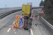 Der Signalisationsanhänger auf der A2 bei Beckenried wurde massiv beschädigt. (Bild: Kantonspolizei Nidwalden)
