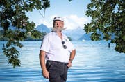 Schnauz und Bart als Markenzeichen: Markus Petrig geniesst ein Fussbad in der Tribschenbadi. (Bild: Roger Grütter / Neue LZ)