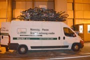Da war wohl das eine oder andere Velo zuviel auf dem Dach. Der polnische Lieferwagen war sprichwörtlich bis oben hin voll. (Bild: Kapo Nidwalden)