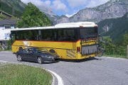 Bei der Kollision zwischen dem Postauto und dem Auto entstand ein Sachschaden von rund 25'000 Franken. (Bild: Kapo Uri)
