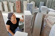 Bildhauerin Sue Kaufmann-Röösli arbeitet an einem Grabstein im Atelier Bruno + Mark Tanner in Dagmersellen. (Bild Eveline Beerkircher)