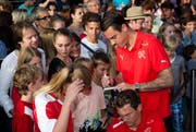 Gefragter Mann: Diego Benaglio am Sonntag auf dem Mühlenplatz in Luzern. (Bild: Manuela Jans / Neue LZ)