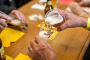 Die Stadtregierung will keine neuen Lieferverträge mehr abschliessen, auch nicht zur Förderung der lokalen Braukunst. (Symbolbild Keystone / Alexandra Wey)
