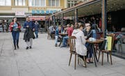 Pristina ist eine junge, lebendige Stadt: Die vielen Cafés und Restaurants sind gut besucht. (Bild: Thomas Imo/Getty)