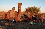 Familie Blum durchwanderte gemeinsam mit den beiden Töchtern und Kamelen das australische Outback. (Bild: blumundweg.ch)
