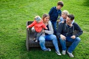 Christoph und Mirjam Wiederkehr freuen sich mit den Kindern Kian (5), Amie (4) und Alea (1) auf ihren ersten Stadtlauf. (Bild Nadia Schärli)