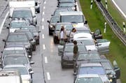 Stau auf der Autobahn (Symbolbild). (Bild: Keystone)