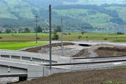 Das neue, breite Gerinne der Kleinen Melchaa mit Blick in Richtung Giswil. (Bild Christoph Riebli)