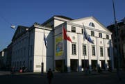 Wie sah das Gebäude gegenüber vom Luzerner Theater aus, da, wo heute eine Wiese vor der Jesuitenkirche ist? (Archivbild René Meier/Zisch)