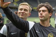 Die Fussballer Mario (Max Hubacher, links) und Leon (Aaron Altaras) müssen ihre Gefühle füreinander vor den anderen verbergen. (Bild: Frenetic)