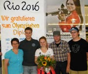 Nina Christen kurz nach ihrer Ankunft in Kloten beim Empfang nach den Olympischen Spielen in Rio mit ihrer Familie Mama Priska, Freund Camille, Papa Bernhard und Bruder Samuel. (Bild: Franz Odermatt)