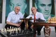 Die beiden Brüder Werner und Roland Rupp (rechts) mit den Postern im Hintergrund der beiden Schachweltmeister Anatoly Karpov und Garri Kasparow (rechts). (Bild: Boris Bürgisser/Neue LZ)