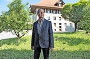 Gemeindepräsident Josef Steinmann vor dem Schulhaus Winkel, das verkauft werden soll. (Bild Nadia Schärli)