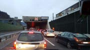 Der Unfall führte zu langem Rückstau wie hier auf der Autobahn A2 bei Stansstad. (Bild: Radio-Pilatus-Hörerin Jane)