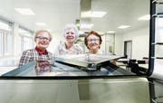 Blick in den Steamer: Elvire Kuenzle-Courvoisier, Jolanda Müller-Gadola und Ria Ludivig-Bitzi (von links) in der Schulküche Sunnegrund in Steinhausen. (Bild: Stefan Kaiser (21. März 2017))