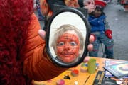 Joel Schmid aus Brunnen nach erfolgreicher Schminkaktion. (Bild Andrea Schelbert/Neue SZ)