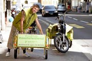 Mobil, schnell und freundlich: Severin Mattes bringt Lebensmittel vom «Quartierlade» in Luzern direkt zum Kunden nach Hause. (Bild Nadia Schärli)