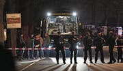 Der beschädigte Dortmunder Mannschaftsbus. (Bild: Martin Meissner/Keystone (Dortmund, 11. April 2017))
