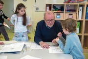 Otto Käppeli beim Unterricht im Primarschulhaus Gabeldingen. (Bild: Dominik Wunderli (Kriens, 8. März 2018))