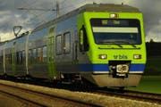 Eine Nina-Komposition der BLS unterwegs Richtung Thun. (Bild: pd)