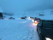 Der Verkehr auf der Strasse in Richtung Bürgenstock kommt am Montagmorgen zum Erliegen. Die Strasse wurde gesperrt. (Bild: Leserbild Sascha Frey (Obbürgen, 12. Februar 2018))