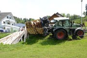 Bei einem Bremsmanöver geriet der mit Holz beladene Anhänger dieses Traktors ins Schlingern und kippte. (Bild: Luzerner Polizei)
