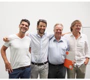 Die Gewinner des Publikumspreises v.l.n.r.: Dominik Wenger und Adrien Noirjean (raumfalter Architekten), Martin Kopp Leiter Immobilien der Gemeinde Horw) und Harry van der Meijs (Architekt) (Bild: PD)