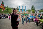 Schwinger Joel Wicki bedankt sich auf dem Sörenberger Dorfplatz via Mikrofon bei der Bevölkerung für den herzlichen Empfang. (Bild: Pius Amrein / Neue LZ)