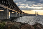 Der Interrail-Pass ist das unkomplizierte Bahnticket, mit dem man von einem Land ins andere fährt. So etwa über die Öresundbrücke, die Dänemark mit Schweden verbindet.