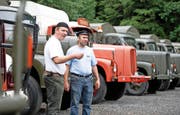 Die Begeisterung für Saurer-Lastwagen war bei den Mitorganisatoren Andreas Graf (links) und Matthias Eicher gestern in Schüpfheim deutlich spürbar. (Bild Corinne Glanzmann)