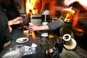 Wirte im Kanon Schwyz sollen nun lernen, wie sie den Alkoholkonsum von Jugendlichen richtig unterbinden. (Symbolbild Nadia Schärli/Neue LZ)