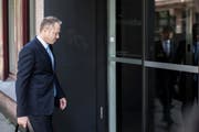 Philipp Gut betritt das Bezirksgericht Zürich. (Bild: Ennio Leanza/Keystone (Zürich, 15. Mai 2017))