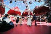 Die Seerose als Dreh- und Angelpunkt kultureller Veranstaltungen, wie sie es anlässlich des letztjährigen Gästivals war: Dieses Ziel verfolgt der Vitznauer Verein Muth. Unser Bild zeigt den «Urner Tag» in Flüelen. (Bild Urs Hanhart)