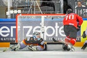 Der herrliche Siegestreffer in der 53. Minute: Denis Hollenstein (in Rot) trickst Deutschlands Goalie Timo Pielmeier aus und lupft den Puck ins Netz. (Bild: EQ/Andy Müller)