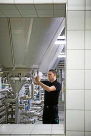 Dominic Kammer (29) entnimmt eine Probe im Gärkeller der Brauerei Eichhof in Luzern. (Bild Pius Amrein)