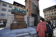 Unmittelbar neben dem Telldenkmal in Altdorf wird auf die neue Endung .swiss aufmerksam gemacht. (Bild: Urs Hanhart / Neue UZ)