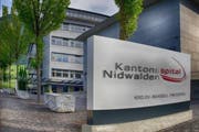 Tafel vor dem Haupteingang am Kantonsspital in Stans. (Bild PD)
