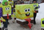 Sie saugen die Kälte auf: Die Basisstufe Menzberg als Trickfilmfiguren Spongebob (Schwammkopf). (Bild Anton A. Oetterli/Neue LZ)