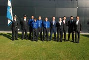 Die Absolventen des Polizei-Lehrgangs: Fähndrich Heinz Koch, Kommandant Karl Walker, Polizist Marcel Müller, Polizistin Sarah Iten, Polizist Manuel Eberle, Polizistin Sabrina Koller, IT-Forensiker Pirmin Krüsi, IT-Forensikerin Natalie Gärtner, Cyberermittler Andreas Eugster, IT-Forensiker Claudio Lourenco, Sicherheitsdirektor und Regierungsrat Beat Villiger (Bild: Zuger Polizei)