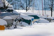 Auch Boote der Sportfischer im Oberägerer Hafen liegen dick verpackt unter einer Neuschneedecke. (Bild Stefan Kaiser)