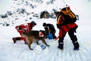 Der Verschüttete (im Bild eine Übung in Engelberg) lag unter einer zwei Meter dicken Schneemasse. (Bild Corinne Glanzmann/Neue OZ)