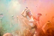 Ursprünglich war das «Holi Gaudy» ein religiöses Farbfest, das den Frühling einläutete: In Emmen war gestern von Religion nichts zu spüren – gefestet wurde trotzdem. (Bild Dominik Wunderli)